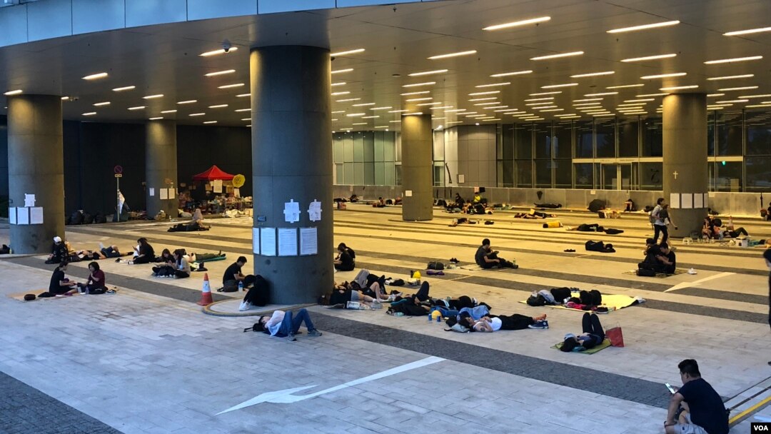 香港時間6月21日清晨5:30左右，升級行動前，立法會示威區有數十人通宵留守。(美國之音湯惠芸)