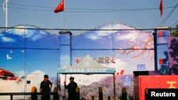 保安人员站在新疆维吾尔自治区霍城县所谓的职业技能教育中心的大门口。（2018年9月3日）
