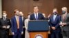 El senador Mitt Romney, republicano de Utah, habla mientras miembros de ambos partidos del Senado y la Cámara, anuncian propuesta de nuevo paquete de alivio económico.