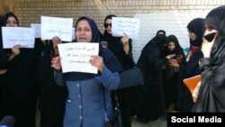 تصویری از تجمع زنان ایرانشهری که خواستار برخورد با متجاوزان به دختران شدند.