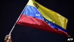 Un hombre muestra una bandera venezolana durante una protesta en Güiria, Venezuela, el 18 de diciembre de 2020.