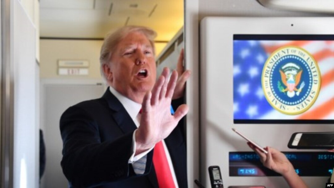 El presidente de EE.UU. Donald Trump habló a la prensa a bordo del Air Force One.