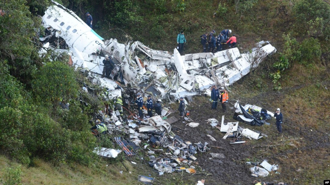Rescue workers search for survivors at he wreckage of a chartered airplane that crashed in La Union, a mountainous area outside Medellin, Colombia, Nov. 29, 2016. 