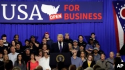 El presidente Trump destaca su plan económico en visita a población de Cincinnati, Ohio. 