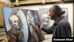 El artista visual Ricardo Santos Hernández utiliza el arte como una forma de activismo para crear conciencia sobre la difícil situación de los migrantes centroamericanos y mexicanos y la política de inmigración de Estados Unidos. 