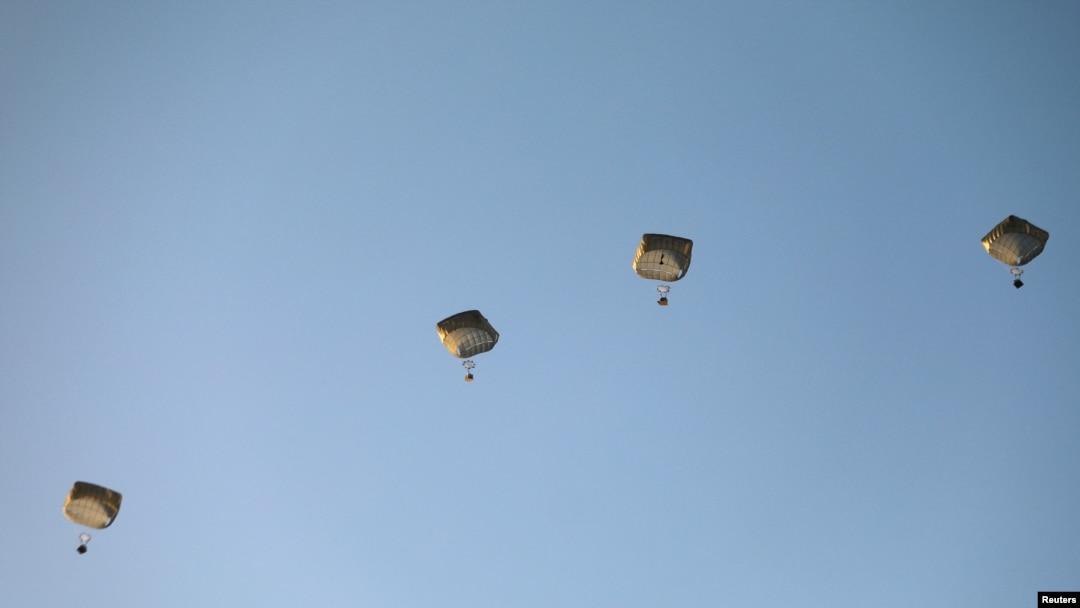 美軍開始在加沙空投援助物資。（2024年3月2日）