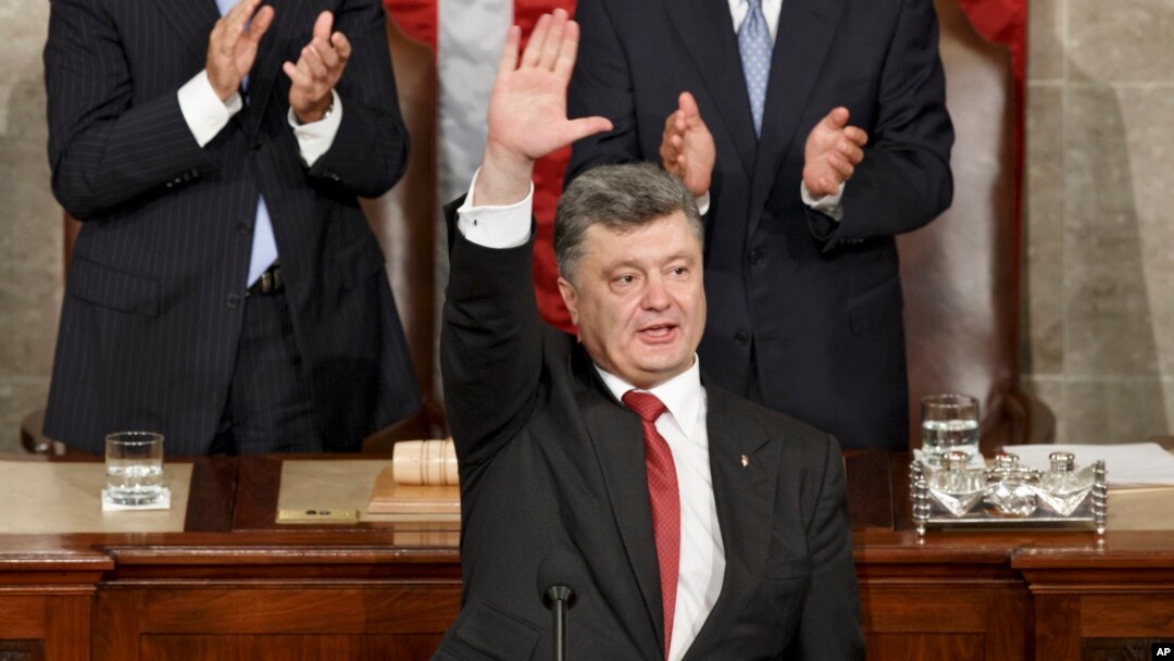 "Bizni tushuning, yopinchiq va tunda ko’radigan oynaklar muhim, biroq urushni ko’rpa bilan yutib bo’lmaydi”, - dedi Poroshenko qonunchilarga qarata.