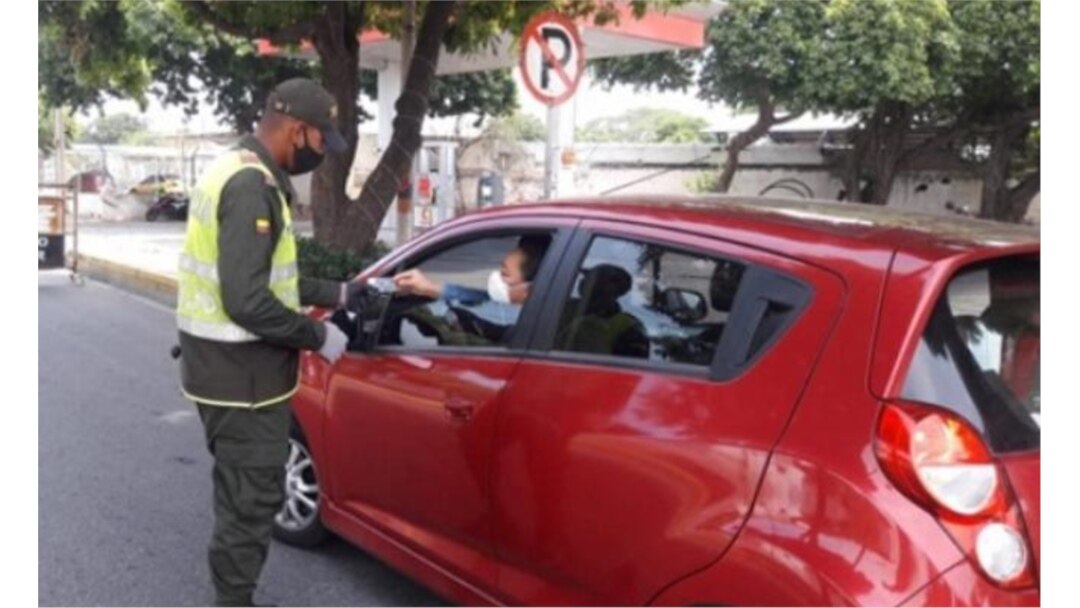Con puestos de control en las salidas de las ciudades la Policía Nacional vigila que los ciudadanos respeten la cuarentena. [Foto: Oficina Prensa Policía Nacional]