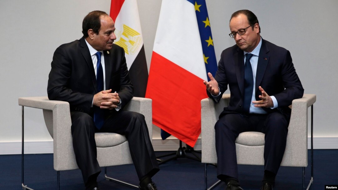 FILE - French President Francois Hollande (R) and Egypt's President Abdel-Fattah el-Sissi hold a bilateral meeting during the opening day of the World Climate Change Conference 2015 (COP21) at Le Bourget, near Paris, Nov. 30, 2015. French President Francois Hollande arrives in Egypt Sunday. 