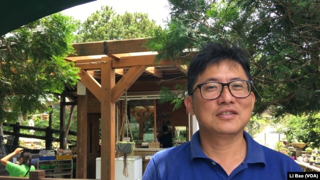 蔡政銘與家人一道經營青山農場（美國之音記者黎堡攝）