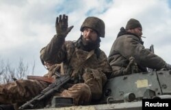 巴赫穆特前線一輛BMP-1步兵戰車上的烏軍士兵。(2023年3月3日)