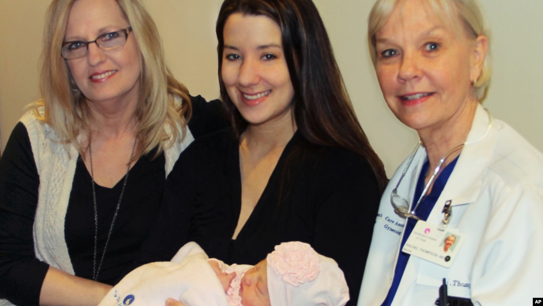 La doctora Rachel Thompson (Der.), acompaña a tres generaciones de mujeres de una misma familia. Al centro Emily Sheffield con su hija recién nacida Reagan Tyler, y su madre Cheryl Klaus a la izquierda. Este ocho de marzo unámonos a la celebración del Día Internacional de la Mujer, usando la etiqueta #Planet5050.