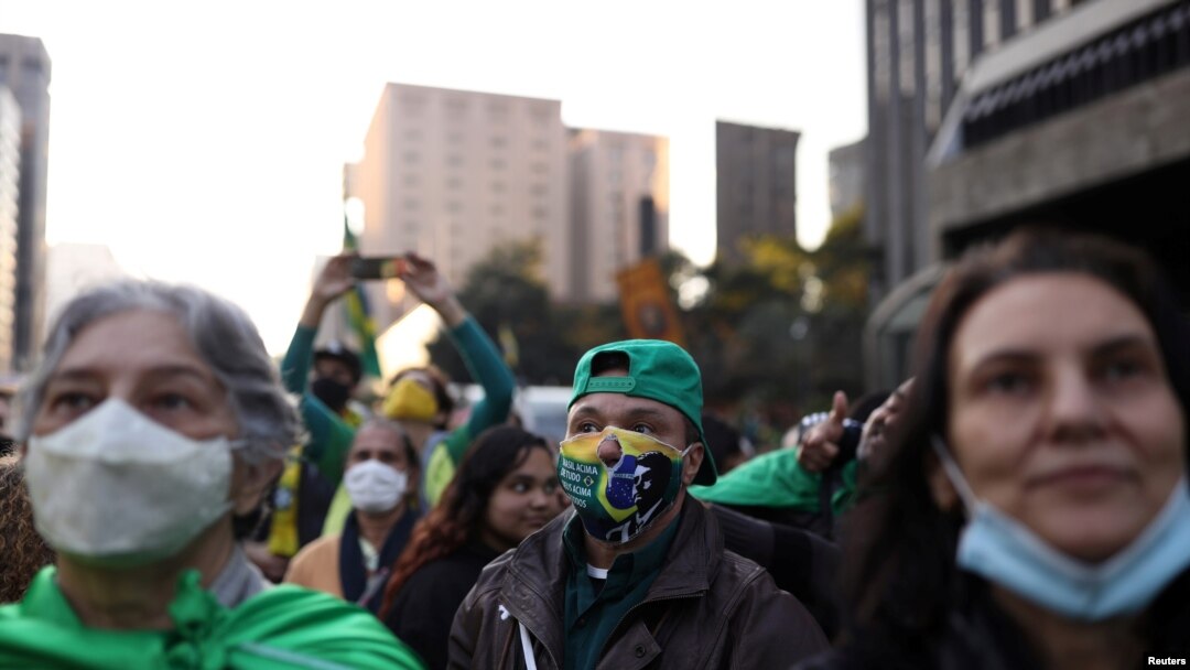 Simpatizantes del presidente de Brasil, Jair Bolsonaro, en una manifestación en Sao Paulo, Brasil, el 1 de agosto de 2021, para pedir la instauración de boletas de papel en las elecciones del país.