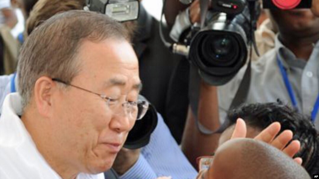 Secretário-geral da ONU, Ban ki-Moon no lançamento da nova campanha de vacinação contra a polio em Angola (27 Fevereiro, 2012)