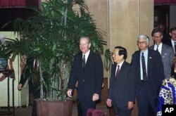 1991年11月15日，（从左到右）美国国务卿贝克、中国外长钱其琛、美国驻华大使芮效俭走入会议室。在4个半小时的，议题广泛的会谈中，贝克强调了美国对于人权和政治犯问题的关注