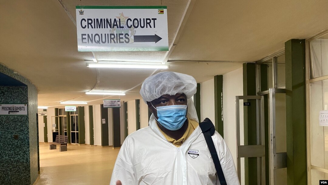 Journalist Hopewell Chin'ono arrives at the Harare Magistrate’s Court on Jan. 9, 2021, in full personal protective equipment, complaining about his continued 'persecution.' (Columbus Mavhunga/VOA) 