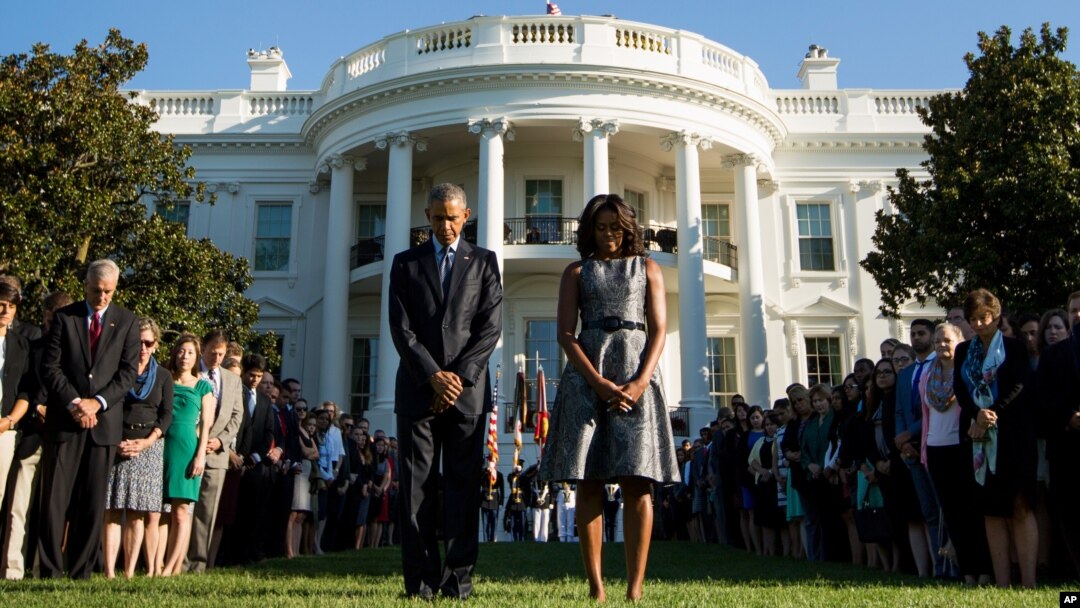 El presidente Barack Obama, y la primera dama Michelle Obama, observaron un momento de silencio en los jardines de la Casa Blanca, el viernes 11 de septiembre de 2015, al recordar el décimo cuarto aniversario de los ataques terroristas de 2001. 