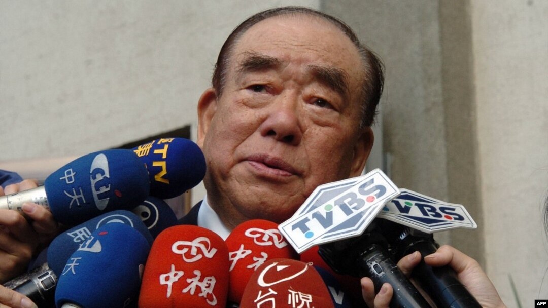 資料照：台灣前行政院長郝伯村2004年12月16日對媒體講話。