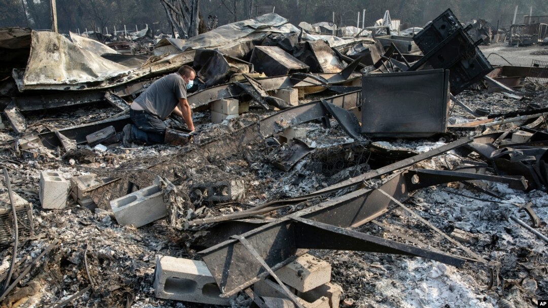 Jon Marshall observa los restos de su casa cerca del parque de casa móviles Coleman Creek Estates, en Phoenix, Oregón, el jueves 10 de septiembre de 2020. El área fue destruida por un incendio forestal.