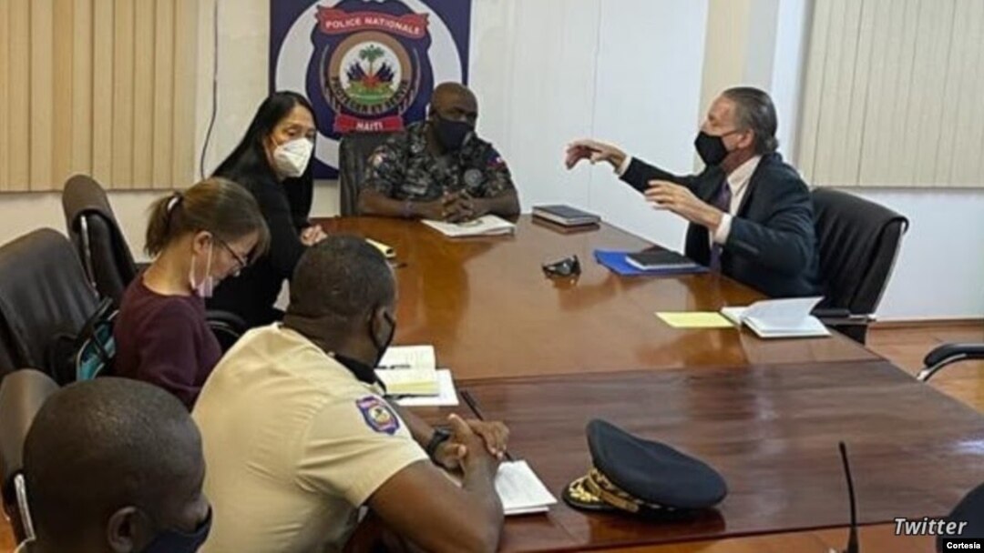 El enviado especial de EEUU. Daniel Foote se reúne con el jefe de la Policía Nacional de Haití, Leon Charles, la embajadora de EE. UU. Michele Sison y un oficial de policía en Haití, en esta imagen publicada por la policía nacional en Twitter.