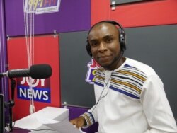 Sports journalist Gary Al-Smith reported on, then contracted COVID-19, Nov 26, 2020. (Stacey Knott/VOA)