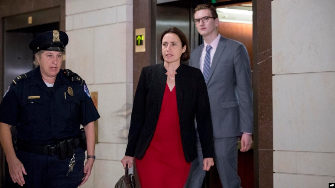 Fiona Hil stiže na Kapitol hil gde je juče svedočila u okviru istrage o opozivu predsednika Trampa (Foto: AP)