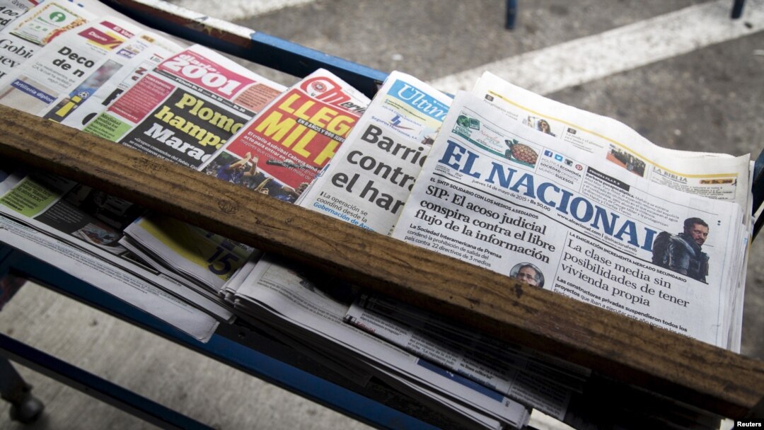 Ejemplares del diario El Nacional es visto en un kiosko de periódicos en Caracas, la capital venezolana en 2015. El rotativo fue demandado bajom un impuesto millonario por el alto funcionario del gobierno de Niolás Maduro, Dios Dado Cabello.