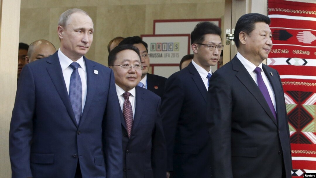 (L-R) Russian President Vladimir Putin, Mongolian President Tsakhia Elbegdorj and Chinese President Xi Jinping arrive for a meeting during the BRICS Summit in Ufa, Russia, July 9, 2015.