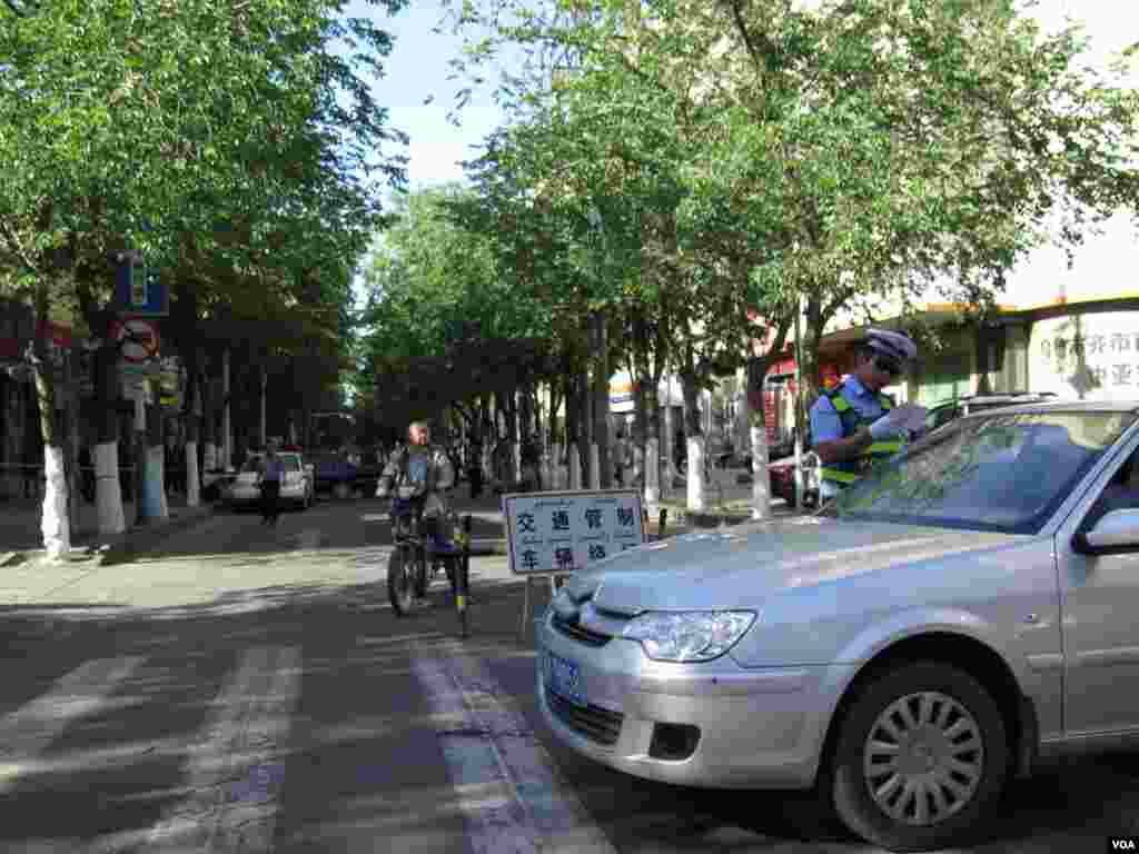 Following last week's explosions, police are stopping vehicles and questionning drivers in Urumuqi, China, May 25, 2014. (Fred Wong/VOA)