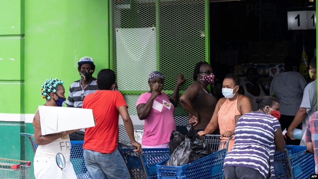 Pobladores de Belice llenan tiendas y supermercados ante la llegada del huracán Nana el 2 de septiembre de 2020.