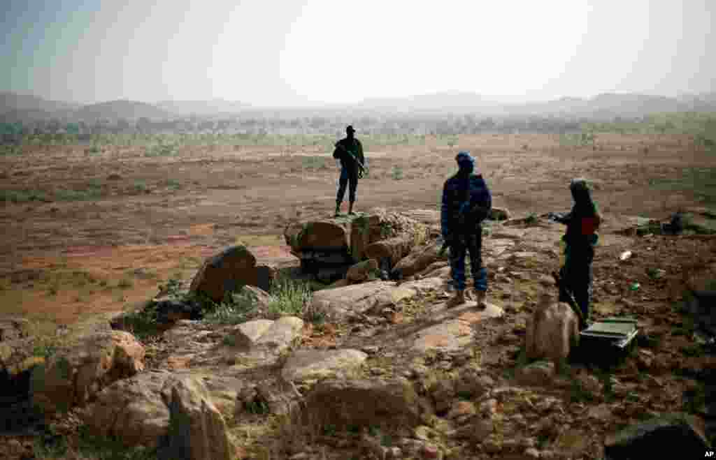 Malian troops man an observation post outside Sevare, Mali January 24, 2013.