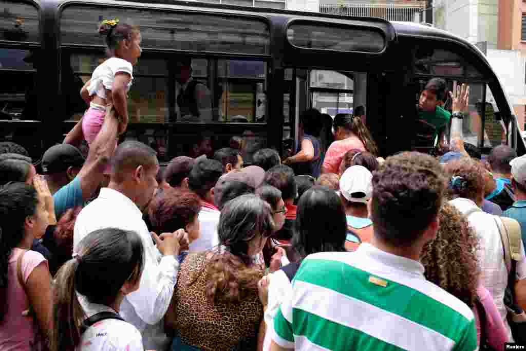 People try to get in a bus after subway services were halted after a blackout in Caracas, Venezuela August 30, 2018.