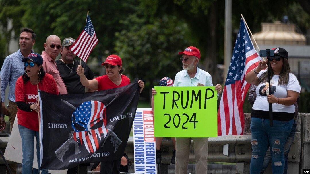 Wafuasi wa Trump mjini Doral, Florida Jumatatu.