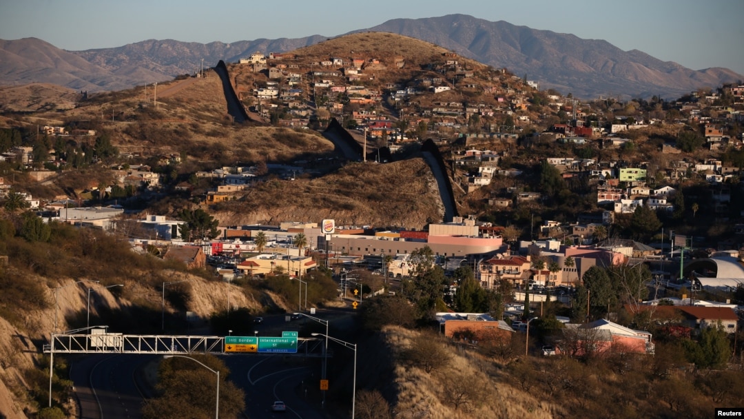 La frontera entre México y Estados Unidos vista desde la ciudad de Nogales, Arizona, EE.UU., el 31 de enero, 2017. 