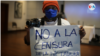 Ataques a la prensa son un paso más en la escalada contra las voces críticas al gobierno Ortega Murillo. En la imagen un manifestante muestra rechazo a Ley de Ciberdelitos para perseguir a la prensa independiente. (Foto archivo)