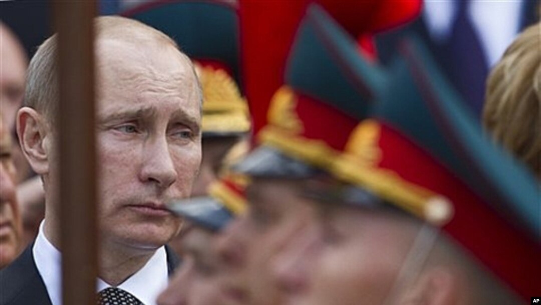 Vladimir Putin Noma'lum Askar qabriga gulchambar qo'yish marosimida, Moskva, 8-may, 2012-yil