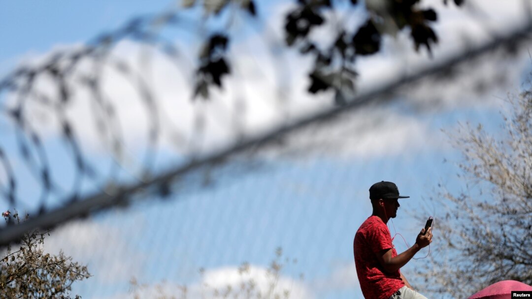 Un migrante pasa el tiempo en el campamento de Matamoros, esperando a que las autoridades estadounidenses procesen sus casos, el 20 de febrero de 2021.