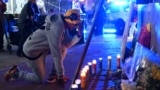 2025年1月2日，一名男子在路易斯安那州新奥尔良波旁街设立的纪念碑前表达悼念。美国​​联邦调查局周四表示，一名效忠伊斯兰国圣战组织的美国陆军老兵很可能是单独行动，他驾驶卡车袭击了新奥尔良新年狂欢人群，造成至少14 人死亡，数十人受伤。
