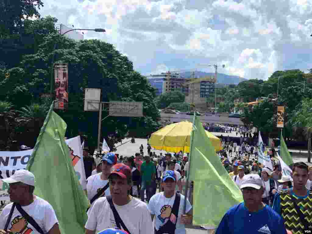 Desde muy temprano, oponentes al presidente en disputa de Venezuela, Nicolás Maduro, se reunieron en puntos claves de la capital venezolana. Álvaro Algarra/VOA.