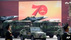 2019年10月1日在北京天安門廣場舉行為慶祝中共建政70年舉行的閱兵式上展示的中國車載東風17型彈道導彈。