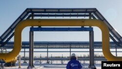 FILE PHOTO: Pipe ya gesi ya Siberia kutoka kiwanda cha nishati cha Gazprom katika stesheni ya kujaza gesi ya Atamanskaya nje ya mji wa mbali wa mashariki wa Svobodny.