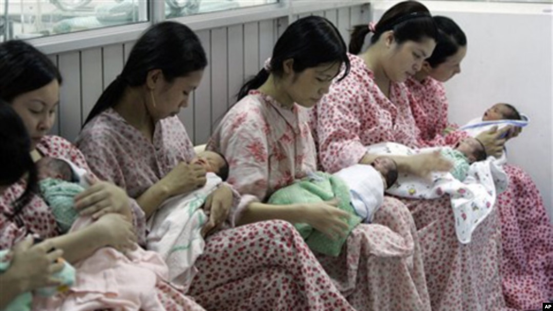 Mothers hold their newborn babies at Hanoi Maternity Hospital in Hanoi, Vietnam (File Photo)