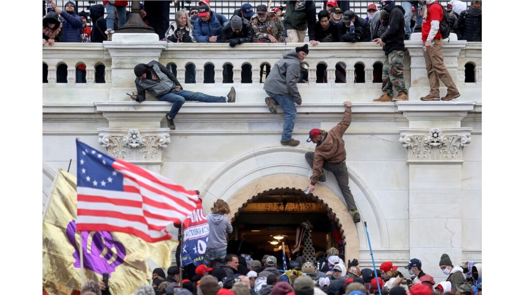 FILE - Wafuasi wa Rais Donald Trump wakiwashambulia maafisa wa polisi Bungeni baada ya kuvamia Congress, Washington, Jan. 6, 2021.