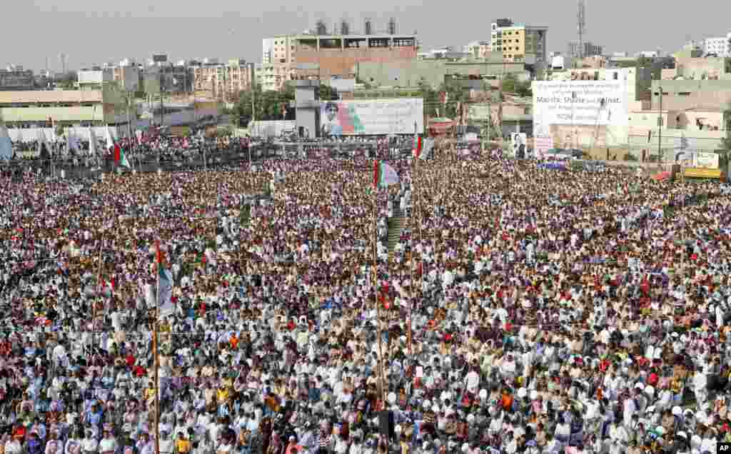Supporters of Pakistani political party Muttahida Qaumi Movement (MQM), attend a rally to condemn the attack on Malala Yousufzai, Karachi, Pakistan, October 14, 2012.