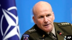 General Kristofer Kavoli, komandant Evropske komande SAD, obraća se novinarima u Briselu, 18. januara 2024. 