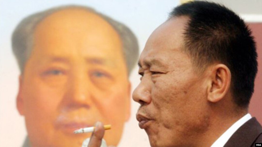 Un hombre camina al lado del otrora líder comunista Mao Zedong en Beijing.