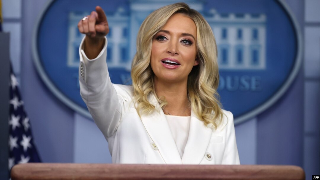 La portavoz de la Casa Blanca, Kayleigh McEnany, se dirige a los periodistas durante una rueda de prensa, el miércoles 6 de mayo de 2020..