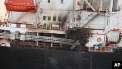 El barco estadounidense Genco Picardy, que fue atacado por drones lanzados por los rebeldes hutíes de Yemen, en el Golfo de Adén, el 18 de enero de 2024. 