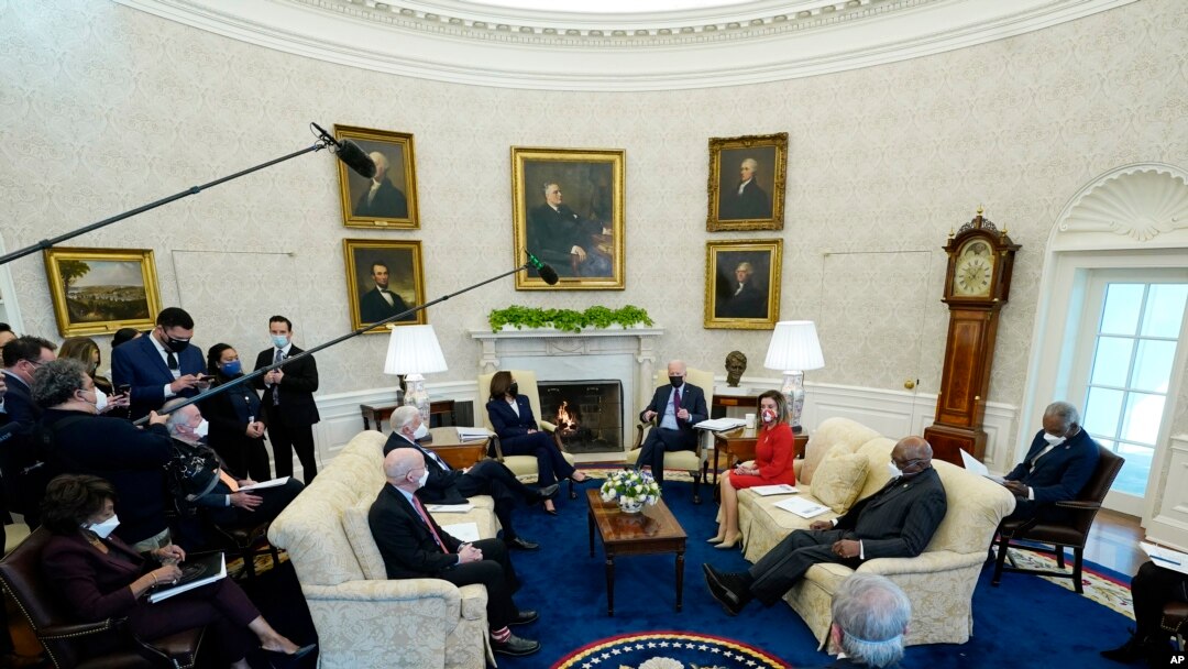 Rais Joe Biden, akiwa na Makamu Rais Kamala Harris, wakizungumza na Spika Nancy Pelosi na viongozi wengine White House, Friday, Feb. 5, 2021, in Washington. (AP Photo/Alex Brandon)