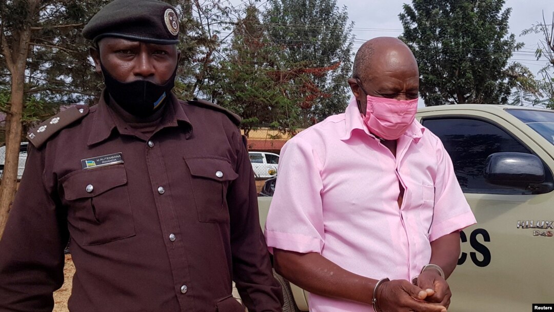 PICHA YA MAKTABA: Paul Rusesabagina (Kulia).